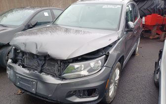 Седани VOLKSWAGEN TIGUAN S 2015 Графитен