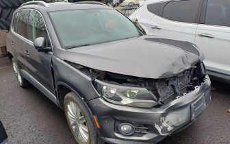Седани VOLKSWAGEN TIGUAN S 2015 Графитен