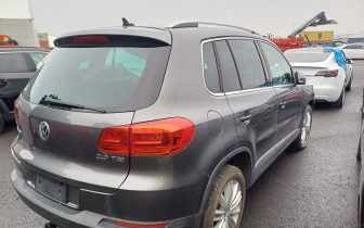 Седани VOLKSWAGEN TIGUAN S 2015 Графитен