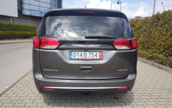 mini-van Chrysler  Pacifica Limited 2017 Сив