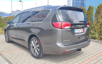 mini-van Chrysler  Pacifica Limited 2017 Сив