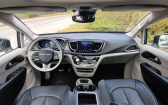 mini-van Chrysler  Pacifica Limited 2017 Сив